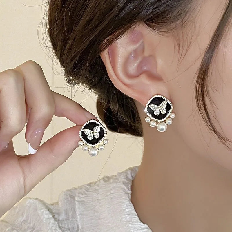 Brincos Clássicos de Borboleta com Strass e Pérolas