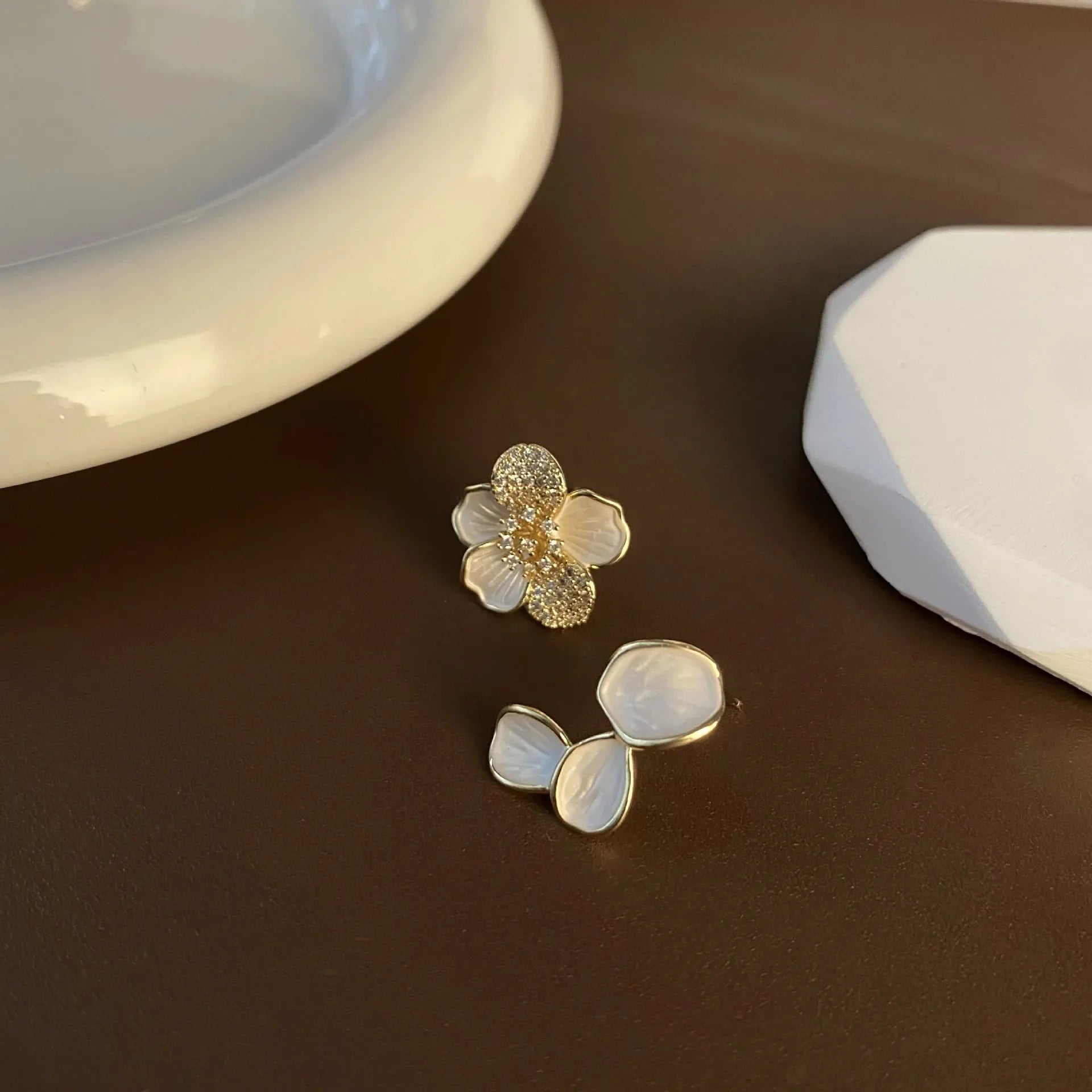Brincos Assimétricos Folha Flor com Pétalas de Cristal