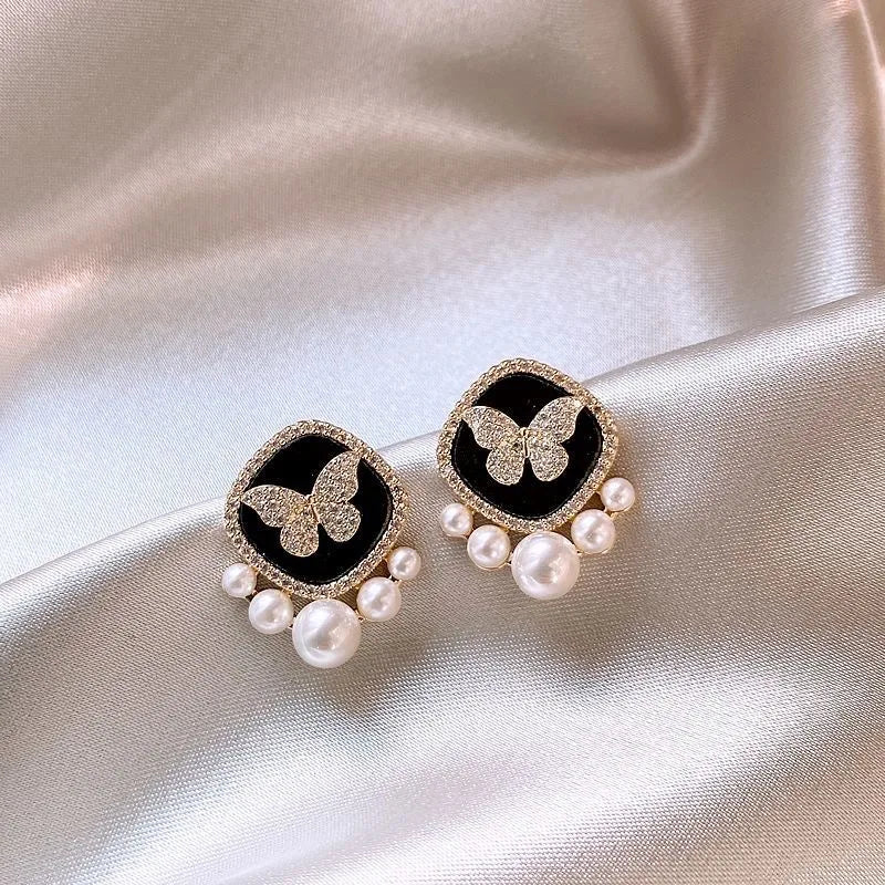 Brincos Clássicos de Borboleta com Strass e Pérolas