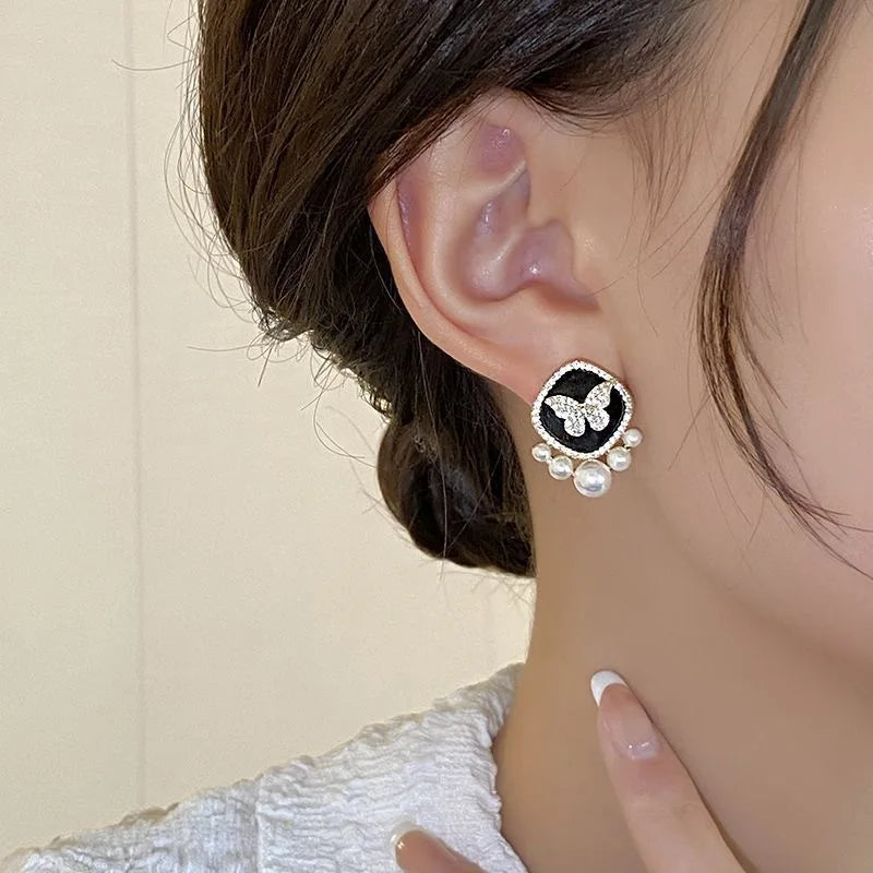 Brincos Clássicos de Borboleta com Strass e Pérolas