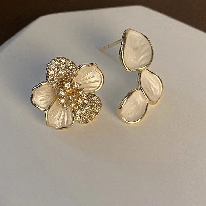 Brincos Assimétricos Folha Flor com Pétalas de Cristal