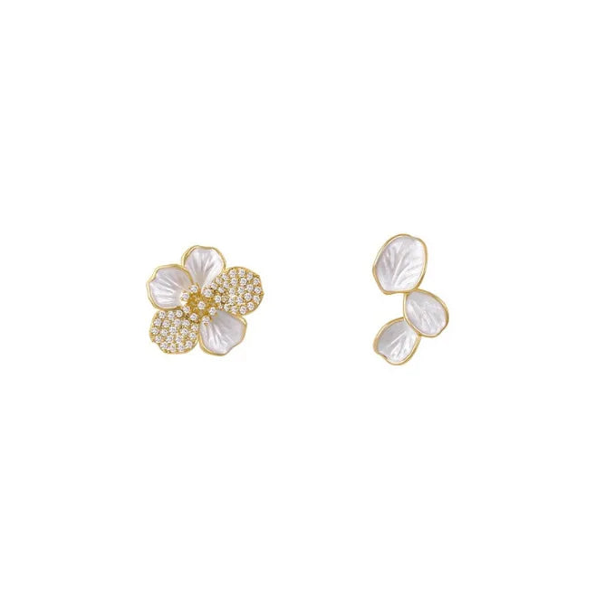 Brincos Assimétricos Folha Flor com Pétalas de Cristal