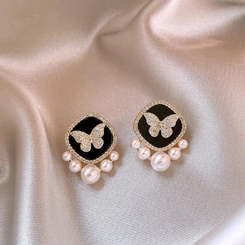 Brincos Clássicos de Borboleta com Strass e Pérolas