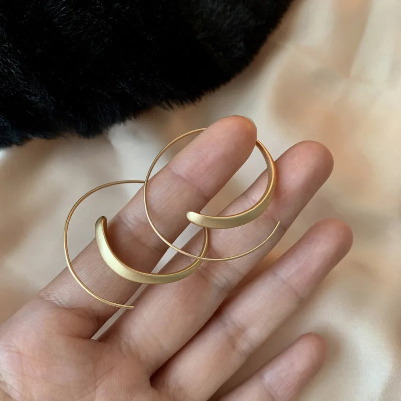 Brincos de Argola em Fio de Metal Dourado - Design Exclusivo