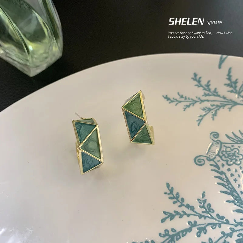 Brincos Geométricos C-Shape Verde Elegante