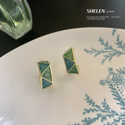 Brincos Geométricos C-Shape Verde Elegante