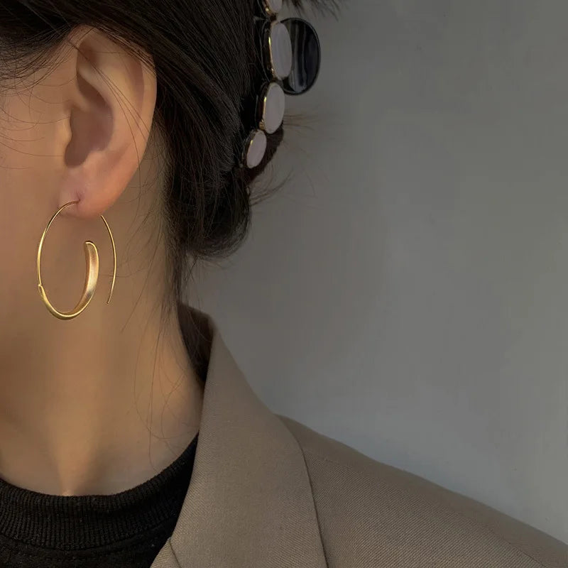 Brincos de Argola em Fio de Metal Dourado - Design Exclusivo