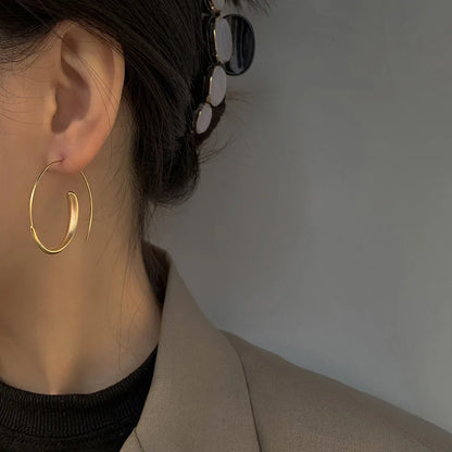 Brincos de Argola em Fio de Metal Dourado - Design Exclusivo