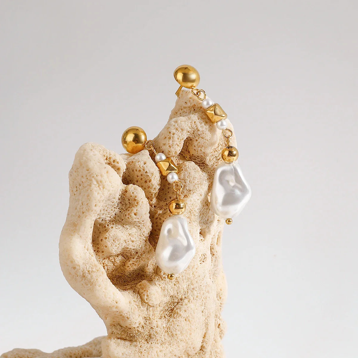 Brincos Elegantes de Pérola Banhados a Ouro 18K