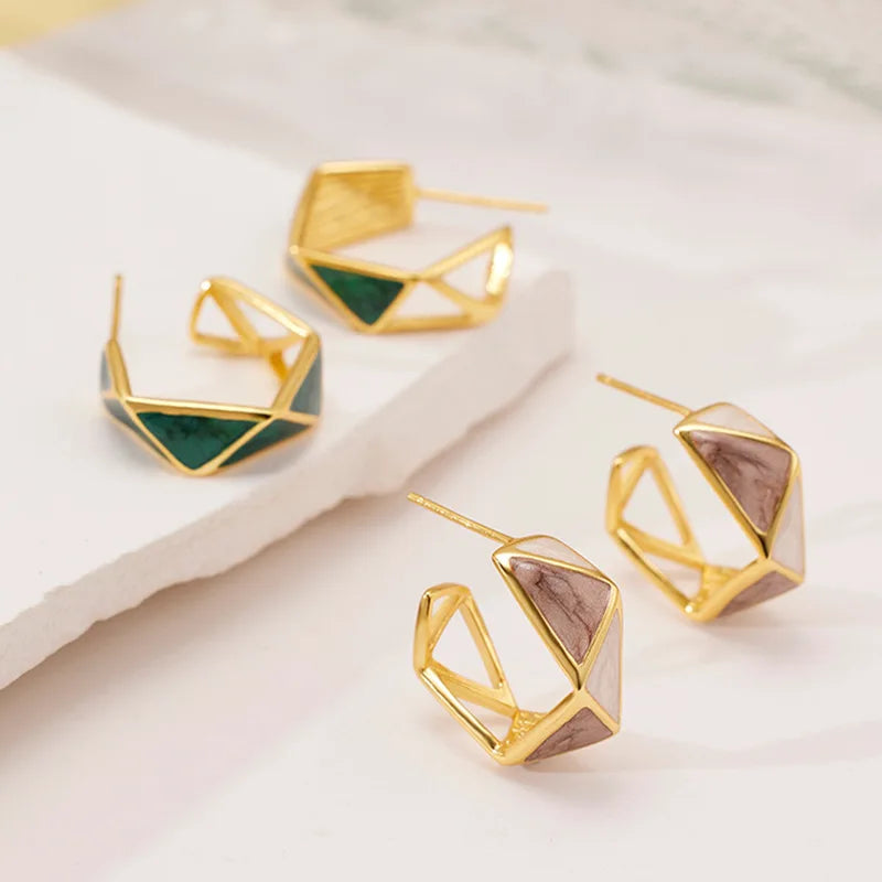 Brincos Geométricos C-Shape Verde Elegante