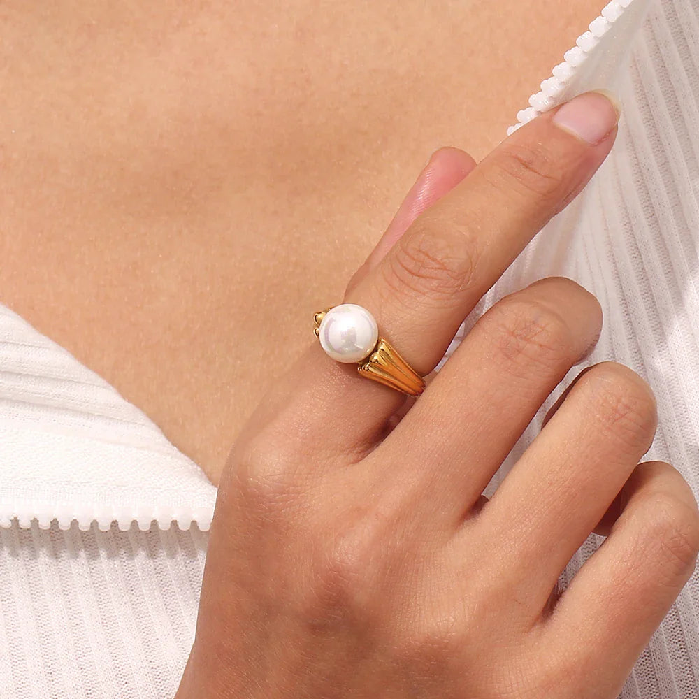 Ring mit goldener Perle