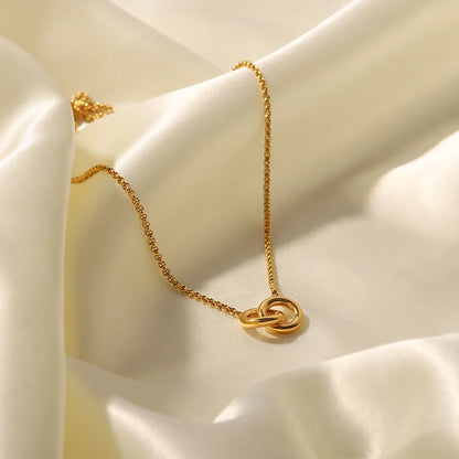 Colar Duplo Círculo Dourado com Pingente Elegante