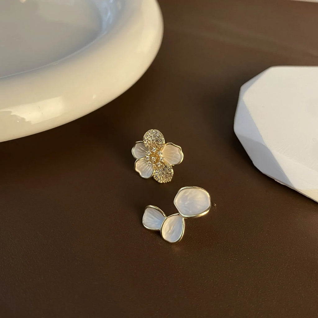 Brincos Assimétricos Folha Flor com Pétalas de Cristal