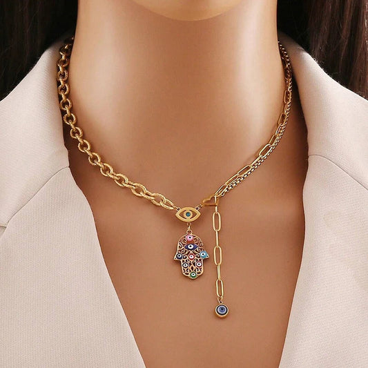 Colar Vintage Multicolorido com Pingente de Mão de Fátima