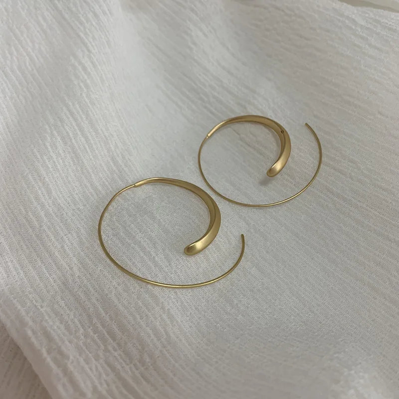 Brincos de Argola em Fio de Metal Dourado - Design Exclusivo