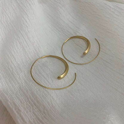 Brincos de Argola em Fio de Metal Dourado - Design Exclusivo