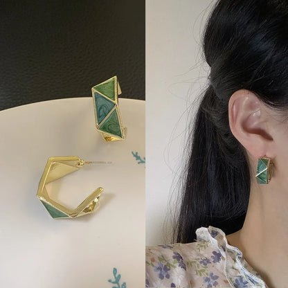 Brincos Geométricos C-Shape Verde Elegante