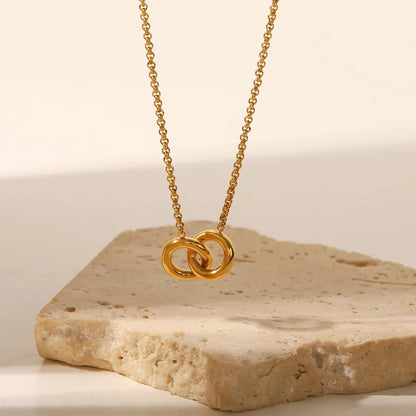 Colar Duplo Círculo Dourado com Pingente Elegante