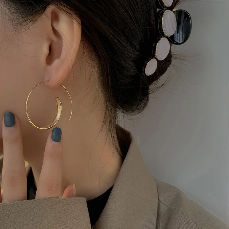 Brincos de Argola em Fio de Metal Dourado - Design Exclusivo