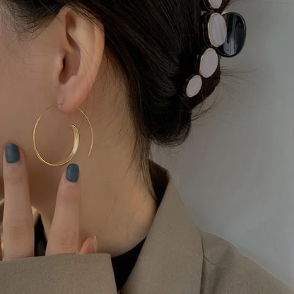 Brincos de Argola em Fio de Metal Dourado - Design Exclusivo