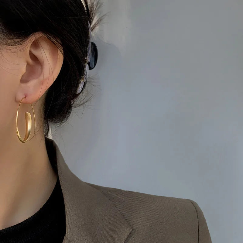Brincos de Argola em Fio de Metal Dourado - Design Exclusivo
