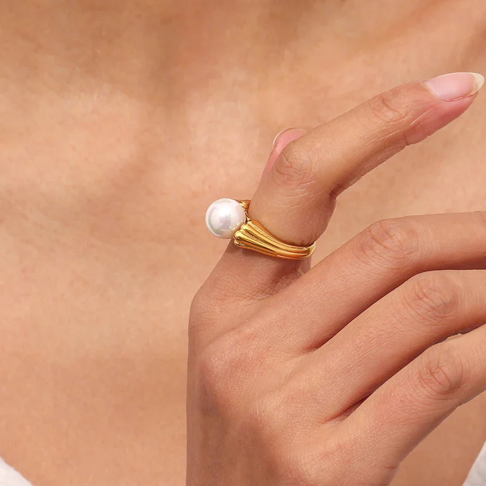 Ring mit goldener Perle