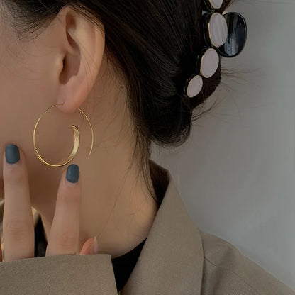 Brincos de Argola em Fio de Metal Dourado - Design Exclusivo