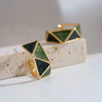 Brincos Geométricos C-Shape Verde Elegante