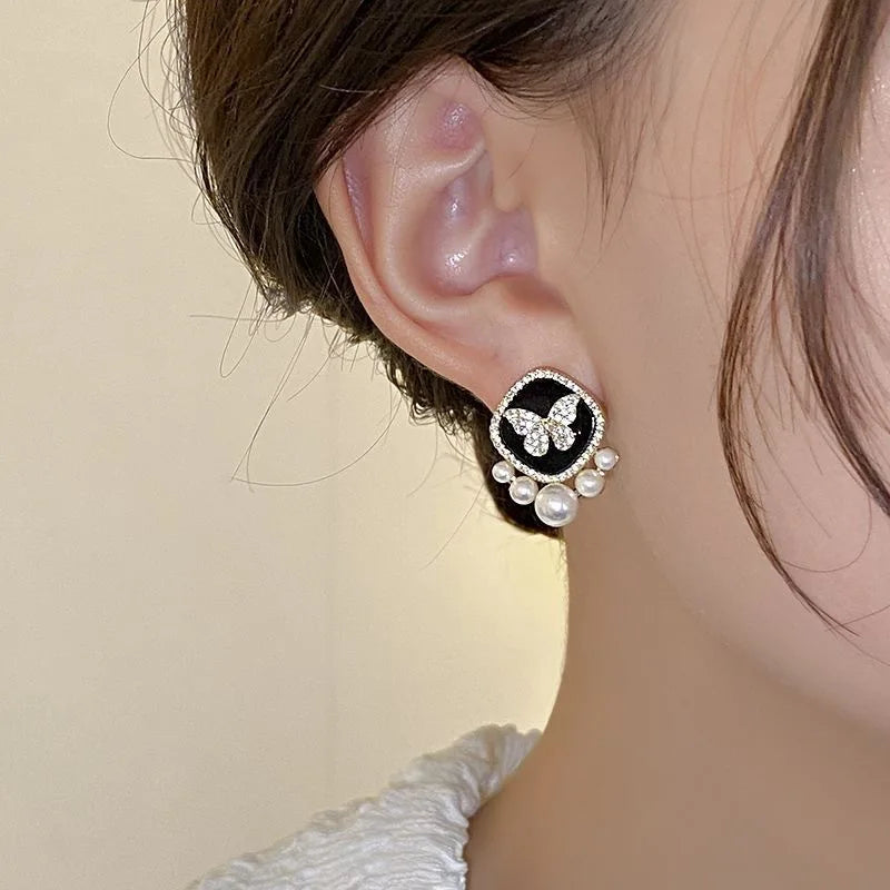 Brincos Clássicos de Borboleta com Strass e Pérolas