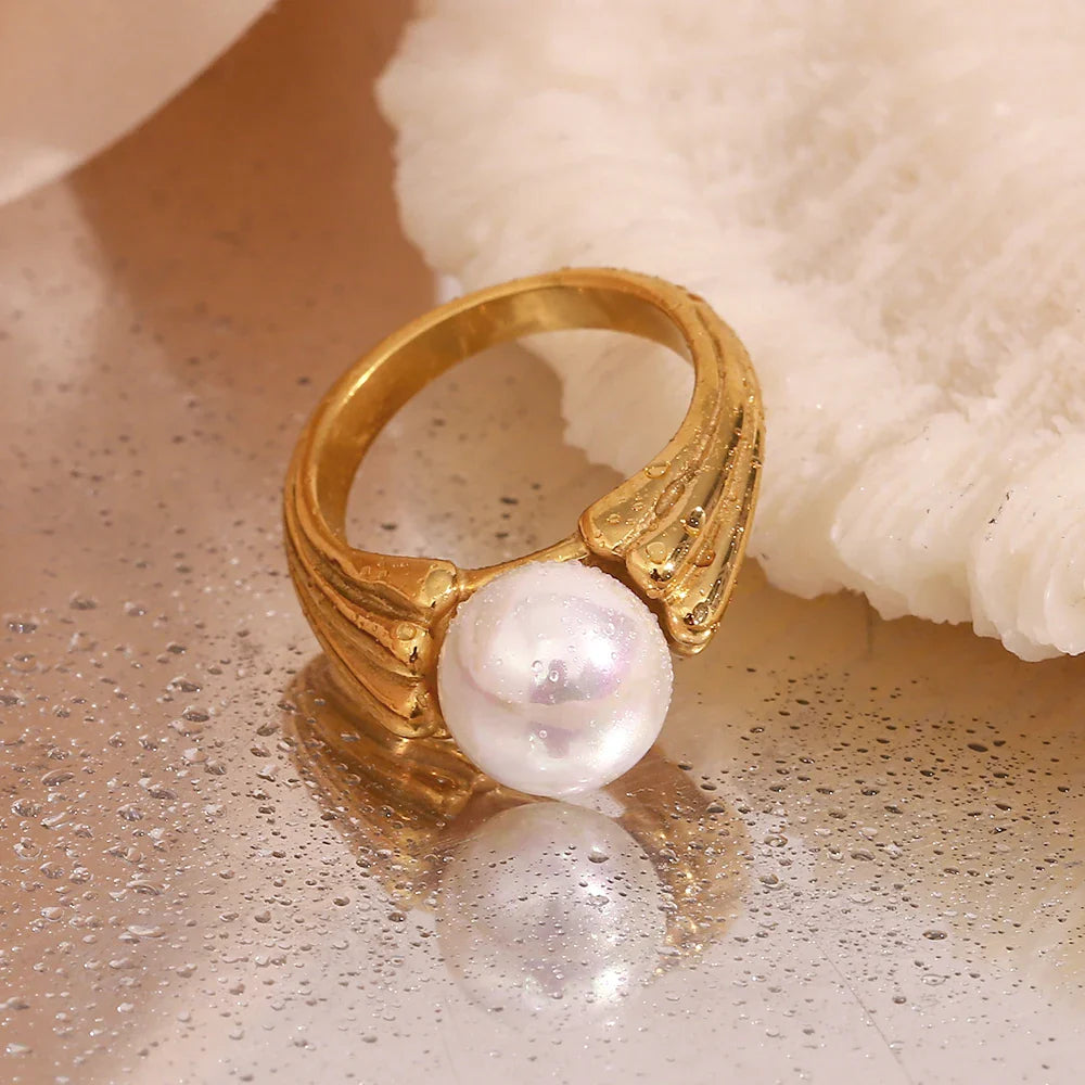 Ring mit goldener Perle