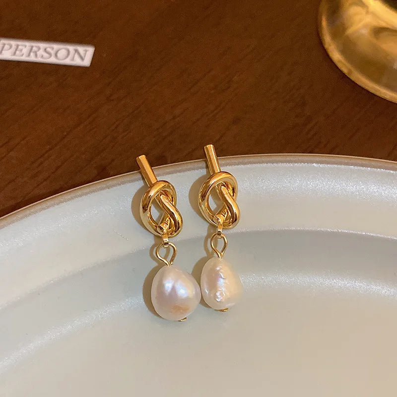 Brincos de Pérola com Nó de Elegância Francesa em Prata 925