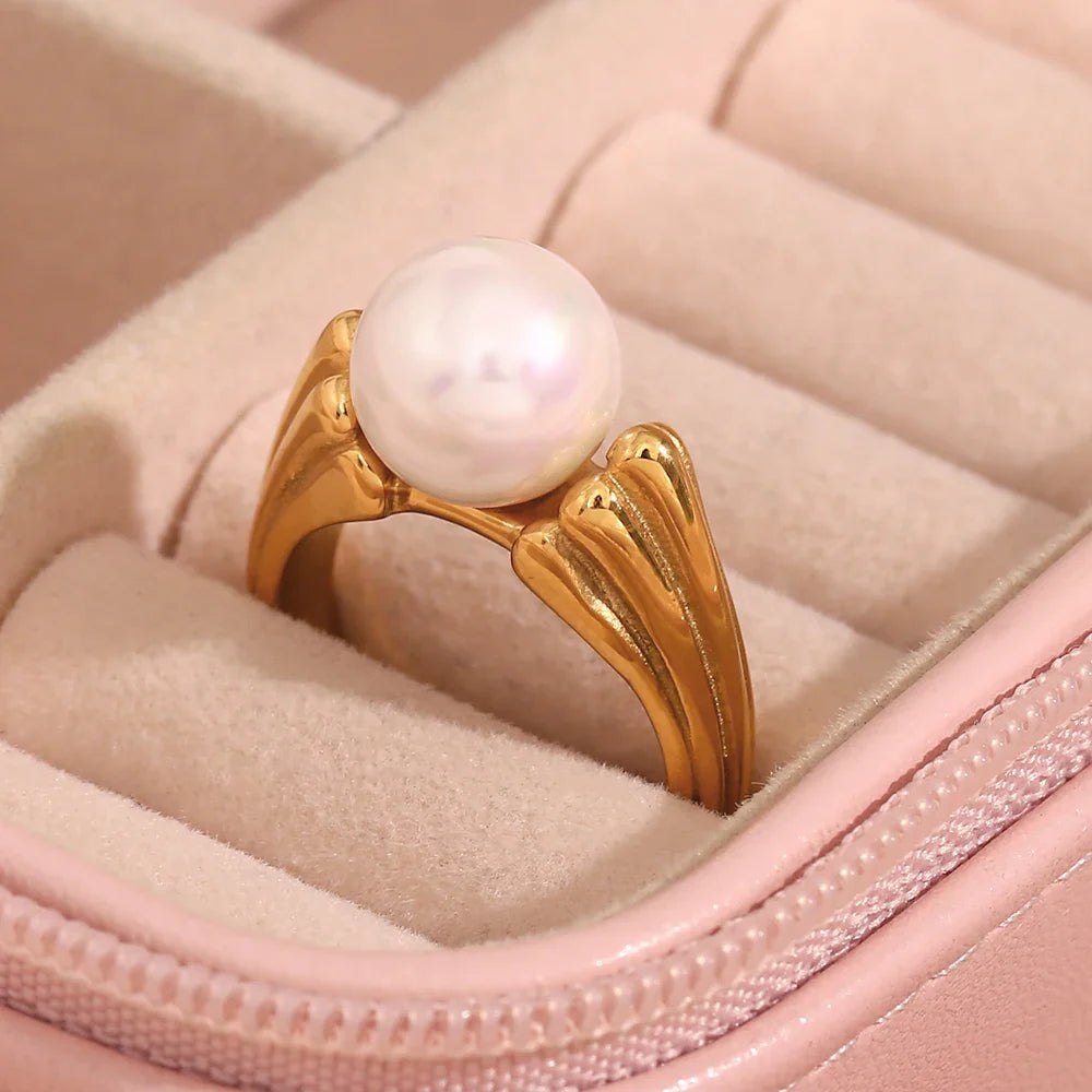 Ring mit goldener Perle