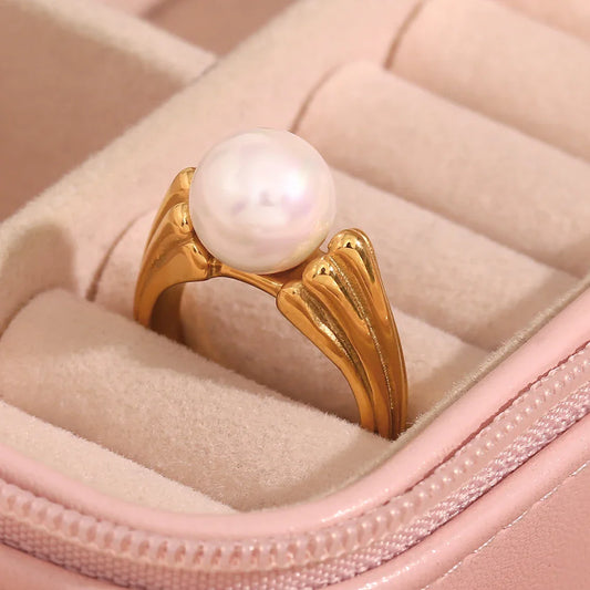 Ring mit goldener Perle