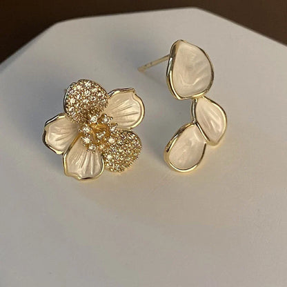 Brincos Assimétricos Folha Flor com Pétalas de Cristal