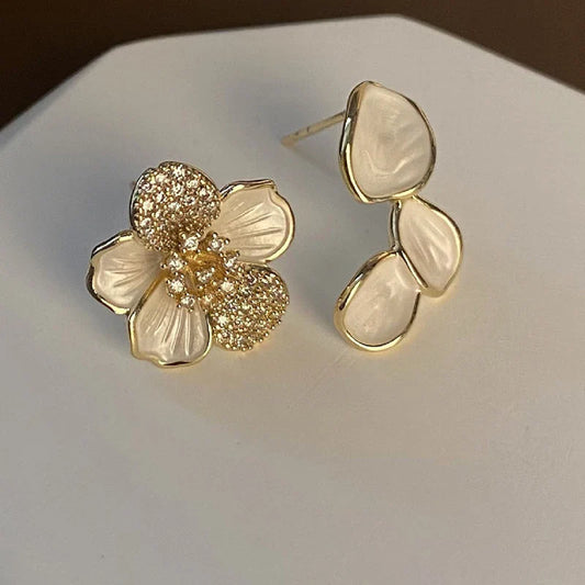 Brincos Assimétricos Folha Flor com Pétalas de Cristal