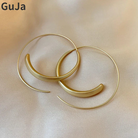 Brincos de Argola em Fio de Metal Dourado - Design Exclusivo