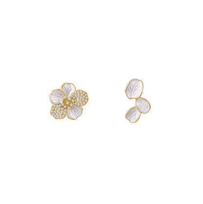 Brincos Assimétricos Folha Flor com Pétalas de Cristal