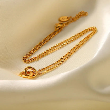 Colar Duplo Círculo Dourado com Pingente Elegante