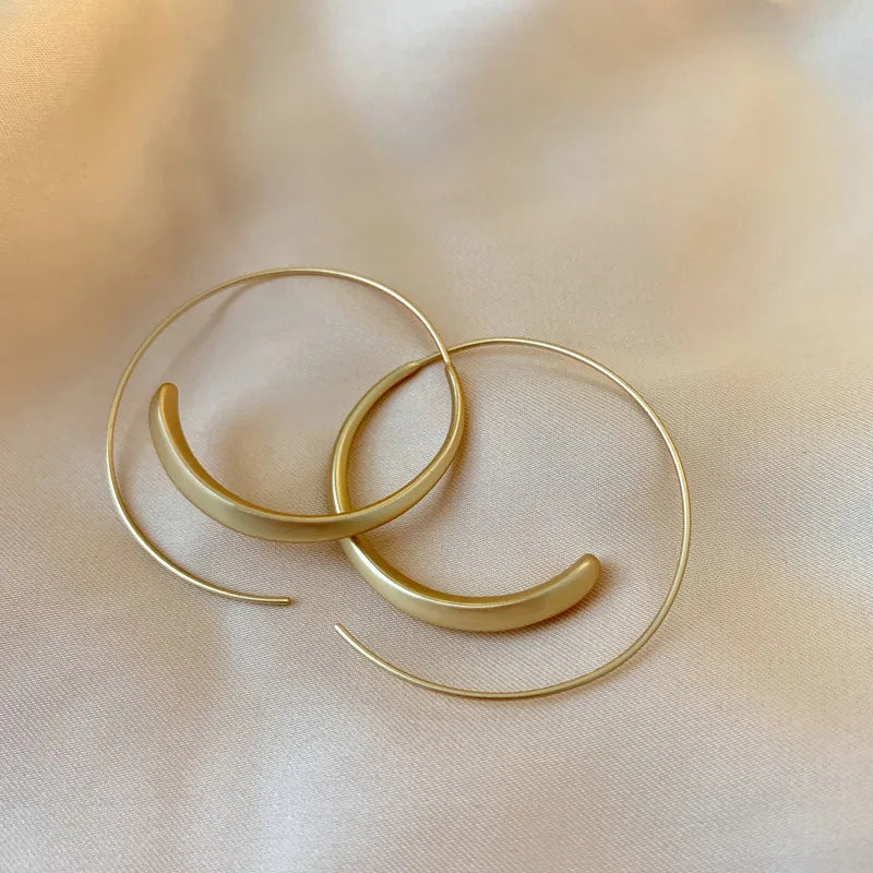 Brincos de Argola em Fio de Metal Dourado - Design Exclusivo