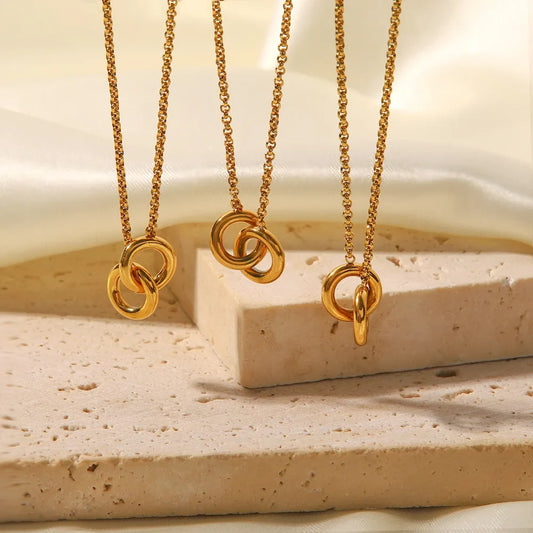 Colar Duplo Círculo Dourado com Pingente Elegante