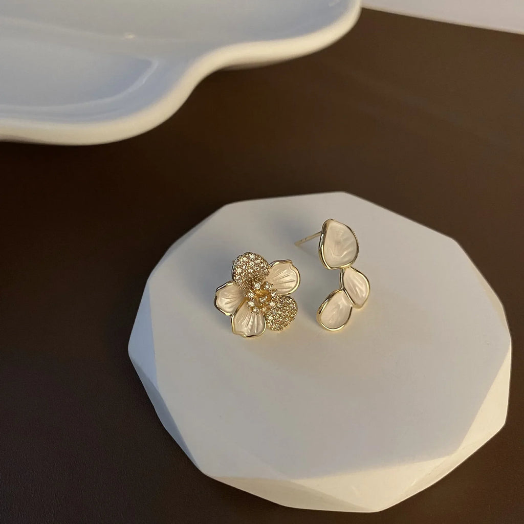 Brincos Assimétricos Folha Flor com Pétalas de Cristal