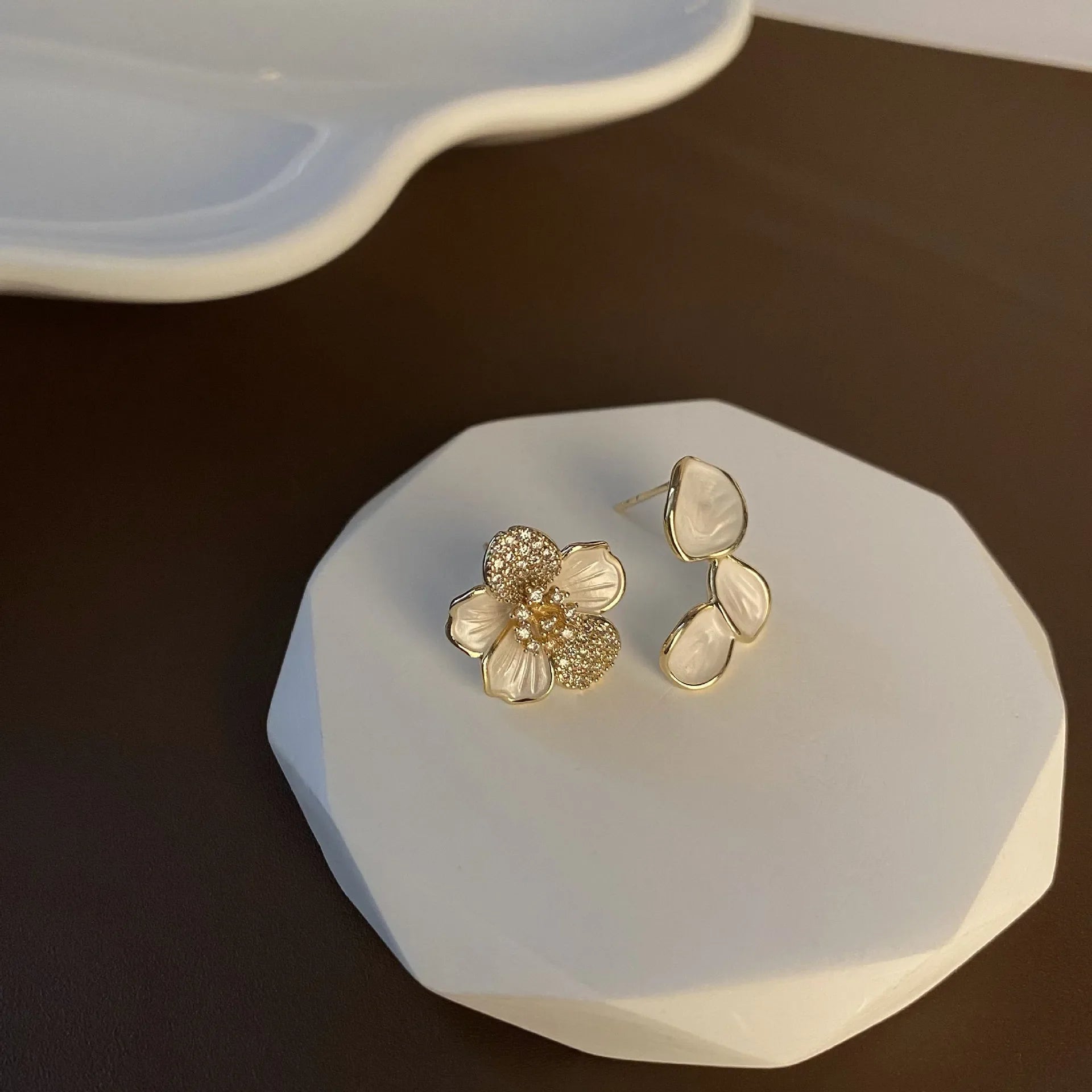 Brincos Assimétricos Folha Flor com Pétalas de Cristal