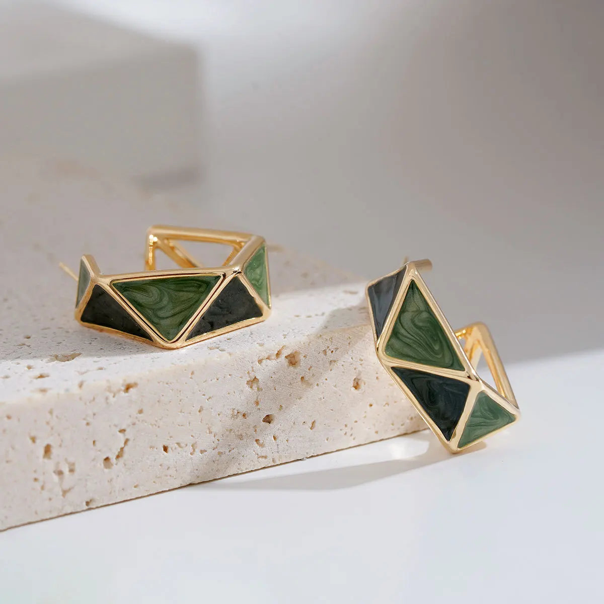 Brincos Geométricos C-Shape Verde Elegante