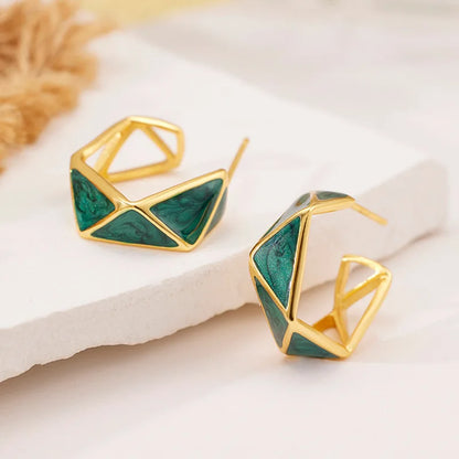 Brincos Geométricos C-Shape Verde Elegante