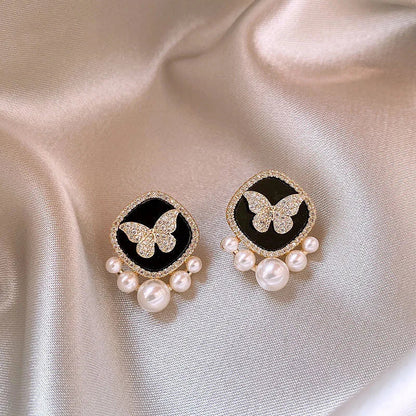 Brincos Clássicos de Borboleta com Strass e Pérolas