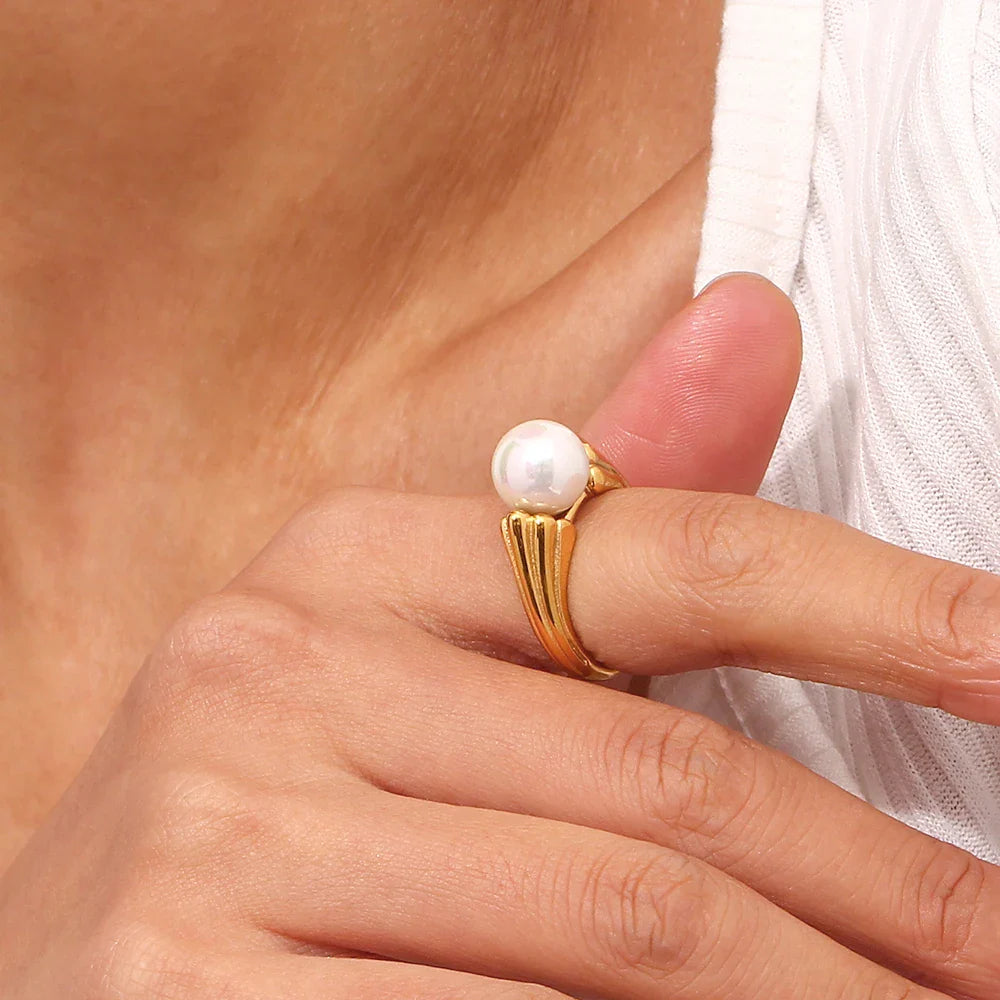 Ring mit goldener Perle